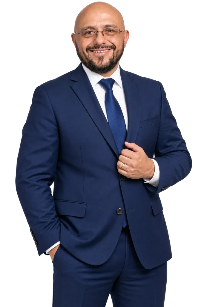 Retrato de estudio de Marco Antonio Navarro Gutiérrez, de pie, con la mano en la solapa del saco
