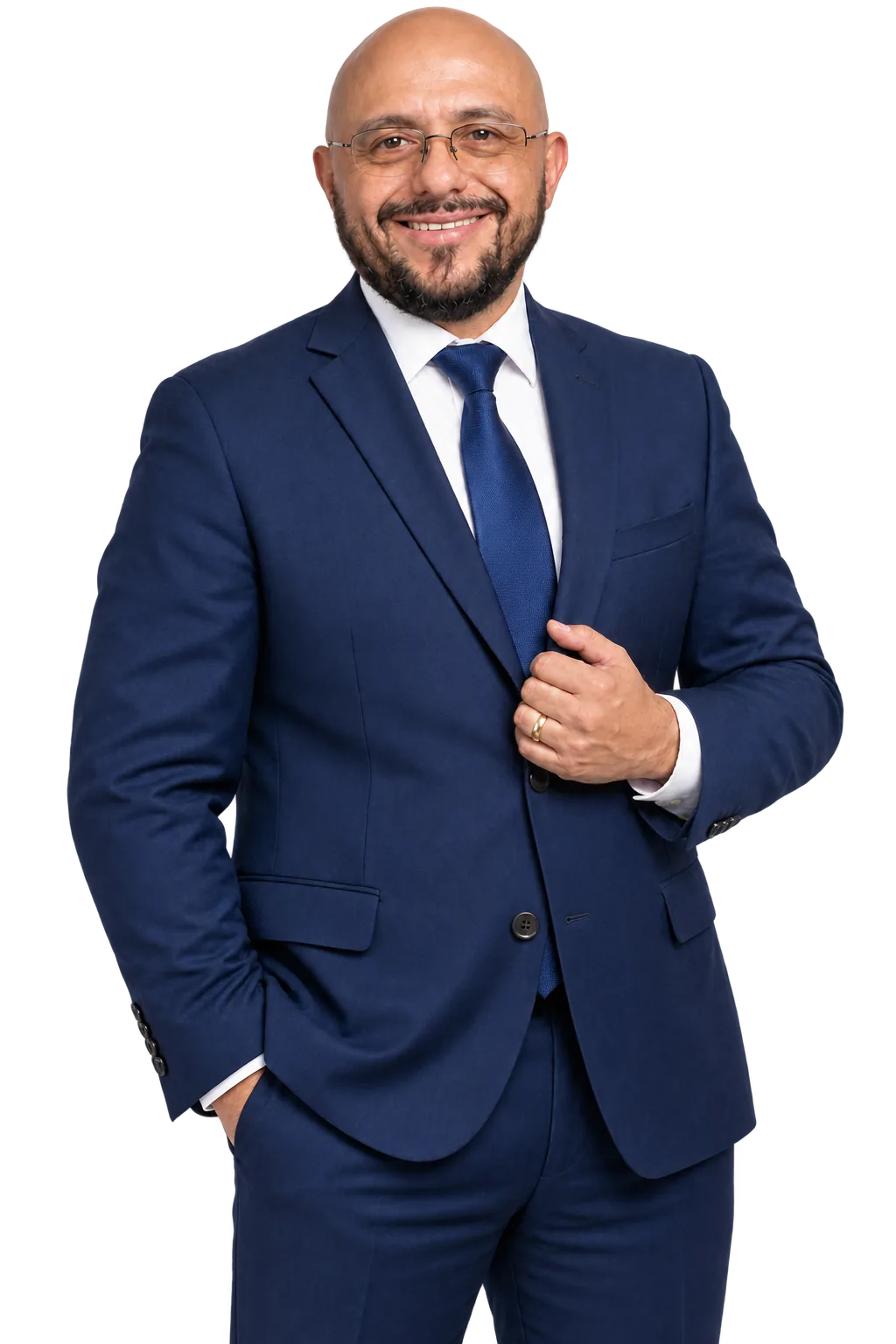 Retrato de estudio de Marco Antonio Navarro Gutiérrez, de pie, con la mano en la solapa del saco